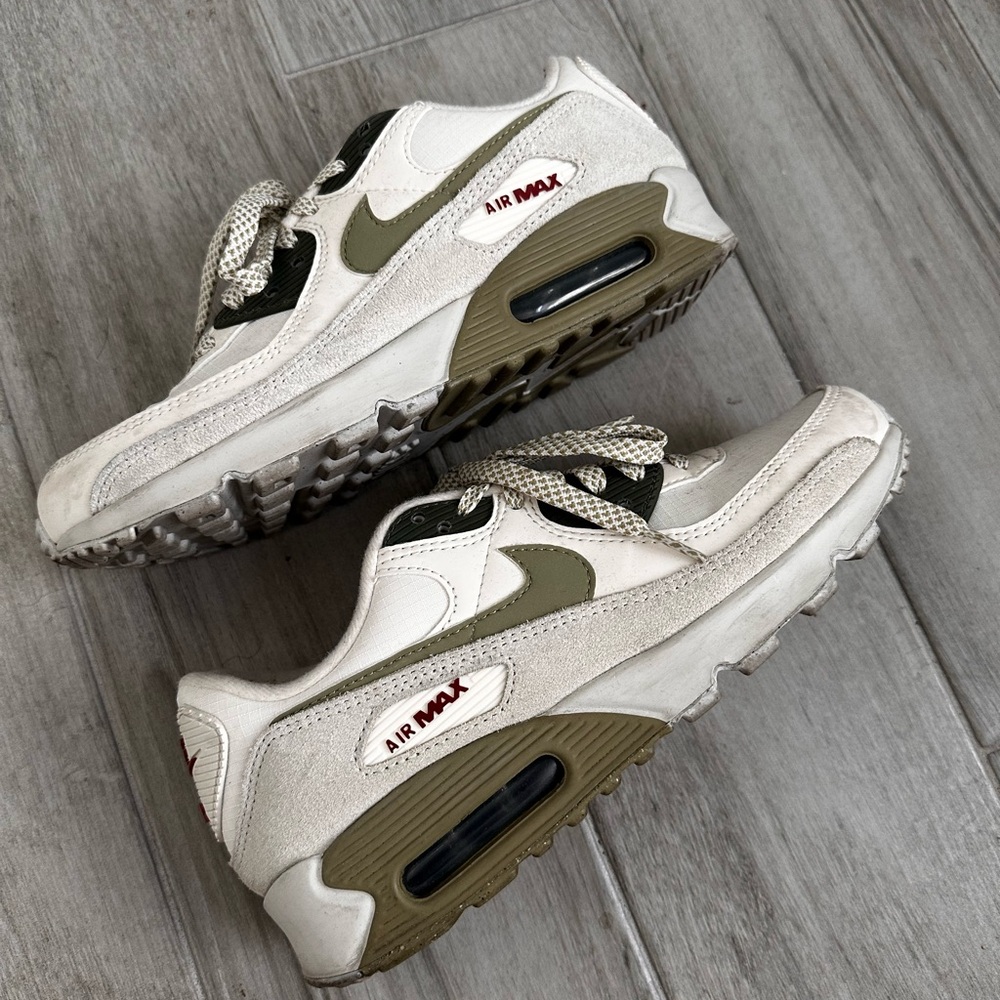 Men’s 7 Women’s 8.5 Nike Air Max